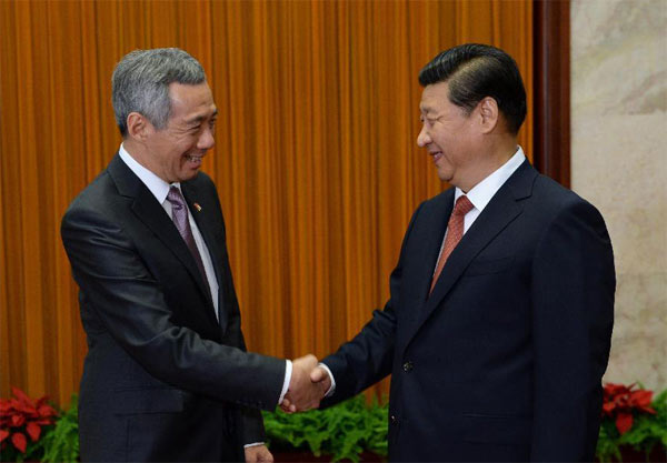 Chinese President Xi Jinping (R) meets with Singaporean Prime Minister Lee Hsien Loong in Beijing, capital of China, Aug. 26, 2013.[Photo/Xinhua]