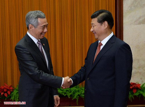 Chinese President Xi Jinping (R) meets with Singaporean Prime Minister Lee Hsien Loong in Beijing, capital of China, Aug. 26, 2013. (Xinhua/Ma Zhancheng) 