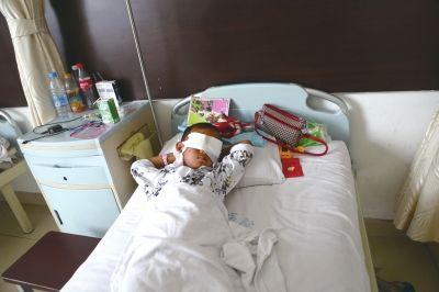 Guo Bin lies on a bed in Shanxi Eye Hospital on August 27, 2013. (Photo/CNS)