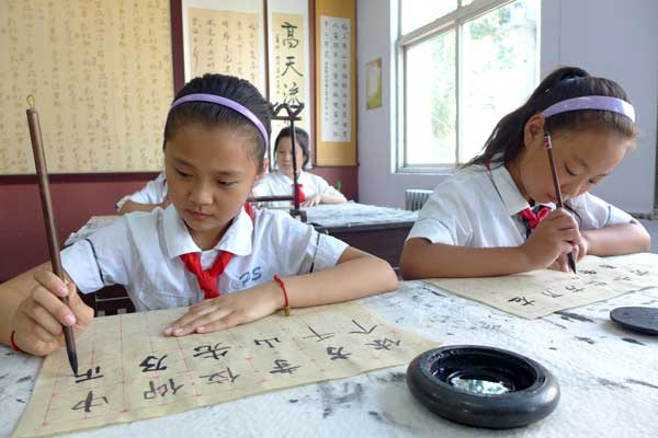 Students attend a calligraphy class at a primary school in Handan, Hebei province, on Monday. HAO QUNYING / FOR CHINA DAILY