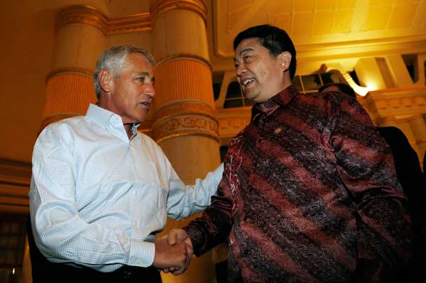 Minister of National Defense Chang Wanquan (right), talks with US Defense Secretary Chuck Hagel as they meet before a gala dinner for the second ASEAN Defense Ministers' Meeting-Plus in Bandar Seri Begawan, Brunei, on Wednesday. Vincent Thian / Associated Press