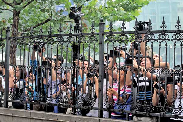 The trial of Li Tianyi, son of famous PLA singers Li Shuangjiang and Meng Ge, attracts media attention in Beijing on Wednesday. Li and four other men are accused of gang-raping a woman at a hotel in February. Wang Jing / China Daily