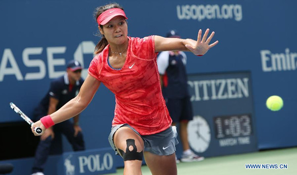 China's Li Na hits a return during the women's singles second round match against Sweden's Arvidsson at the U.S. Open tennis championships in New York, Aug. 28, 2013. Li Na won 2-0. (Xinhua/Fang Zhe)
