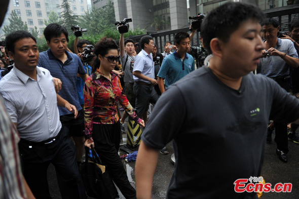 Well-known People's Liberation Army (PLA) singer Li Shuangjiang's teenage son, who as allegedly involved in a gang-rape case, stood trial at a Beijing district court on August 28, 2013. Photo shows Junior Li's mother, Meng Ge, arrives at the court. [Photo: Chinanews.com / Jin Shuo]