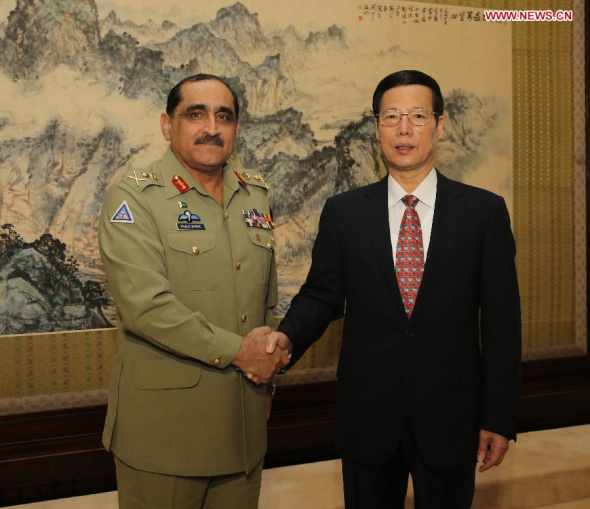 Chinese Vice Premier Zhang Gaoli (R) shakes hands with Khalid Shameem Wynne, chairman of Joint Chiefs of Staff Committee of Pakistan, during their meeting in Beijing, capital of China, Aug. 29, 2013. (Xinhua/Liu Weibing)