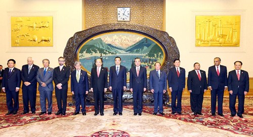 Chinese Premier Li Keqiang (C) poses for a group picture during his meeting with foreign ministers from the ten countries of the Association of Southeast Asian Nations (ASEAN) and ASEAN Secretary-General Le Luong Minh (1st R) in Beijing, capital of China, Aug. 29, 2013. ASEAN foreign ministers came to Beijing to attend a special China-ASEAN foreign ministers' meeting on Thursday to mark the 10th anniversary of the formation of the China-ASEAN strategic partnership. (Xinhua/Yao Dawei)