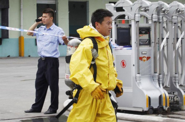 A firefighter leaves the accident site at the Shanghai Wengpai Cold Storage Industrial Co Ltd in the Baoshan District of Shanghai, Aug 31, 2013. [Photo/Xinhua]