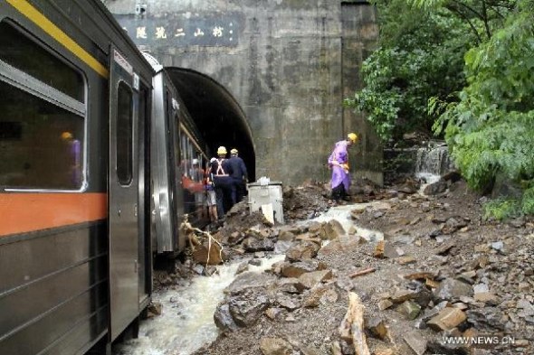 Railway staff work at the train accident site in Pingtung, southeast China's Taiwan, Aug. 31, 2013. A train derailed in Taiwan on Saturday morning after encountering a landslide, injuring 12 passengers, with three in serious condition, said the Taiwan railway authority. (Xinhua)