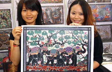 Exhibitors showcase Thai handicraft works during the China-ASEAN Expo last year. Huo Yan / China Daily