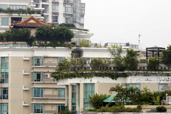 A temple-shaped villa sits on a 19-story apartment building in Shenzhen. [Lu Li / for China Daily]