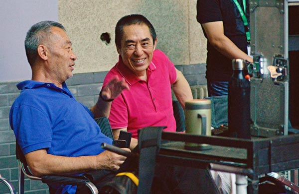Chinese director Zhang Yimou (R) speaks with filmmaker Tian Zhuangzhuang on the set of filming a new historical movie on the life of Yang Yuhuan, one of the Four Beauties of ancient China. Photo provided to China Daily
