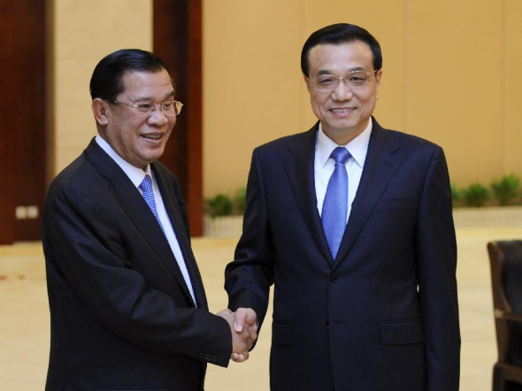 Chinese Premier Li Keqiang (R) meets with Cambodian Prime Minister Hun Sen, who is here to attend the 10th ASEAN-China Expo, in Nanning, capital of south China's Guangxi Zhuang Autonomous Region, Sept. 2, 2013. (Xinhua/Zhang Duo) 