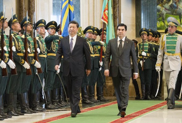 Visiting Chinese President Xi Jinping (L) and his Turkmenian counterpart Gurbanguly Berdymukhamedov review an honor guard prior to their meeting in Ashkhabad, capital of Turkmenistan, Sept. 3, 2013. (Xinhua/Huang Jingwen)
