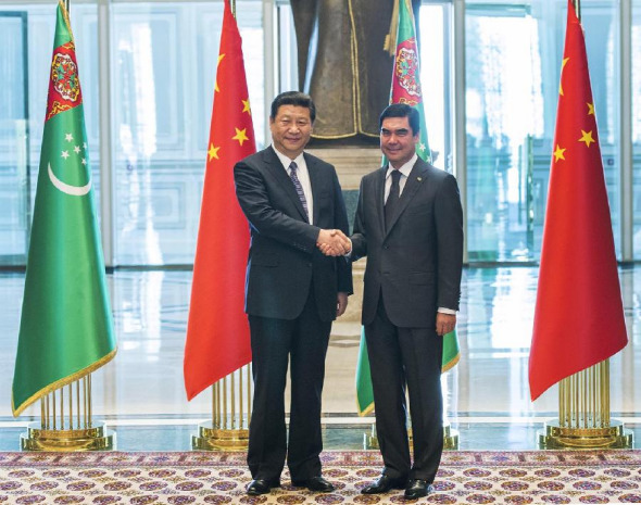 Visiting Chinese President Xi Jinping (L) shakes hands with his Turkmenian counterpart Gurbanguly Berdymukhamedov prior to their meeting in Ashkhabad, capital of Turkmenistan, Sept. 3, 2013. (Xinhua/Wang Ye)