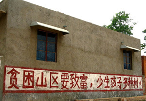 The red slogan reads If people in impoverish mountainous areas wants to become rich, they should bear fewer kids and plant more trees. [Photo by Ma Hongjie provided to chinadaily.com.cn]