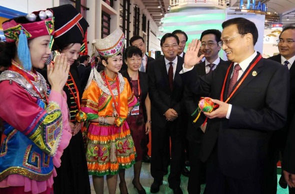 Chinese Premier Li Keqiangvisits the exhibition hall of China-ASEANExpo in Nanning, capital of south China's Guangxi Zhuang Autonomous Region, Sept. 3, 2013. (Xinhua/Yao Dawei)