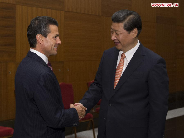  Chinese President Xi Jinping (R) meets with Mexican President Enrique Pena Nieto in St. Petersburg, Russia, Sept. 4, 2013. (Xinhua/Huang Jingwen)