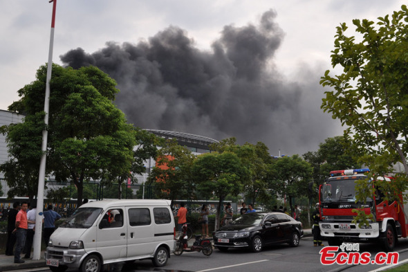 A massive fire breaks out at a SK Hynix production facility in Wuxi New District of east China's Jiangsu province on September 4, 2013. [Photo: CNS / Sun Quan]