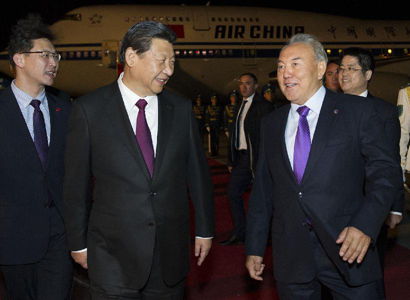 Chinese President Xi Jinping (L, front) is welcomed by Kazakh President Nursultan Nazarbayev (R, front) upon his arrival in Astana, Kazakhstan, Sept. 6, 2013. Chinese President Xi Jinping arrived here Friday for a state visit to Kazakhstan after attending a Group of 20 (G20) summit in the Russian city of St. Petersburg. (Xinhua/Huang Jingwen)