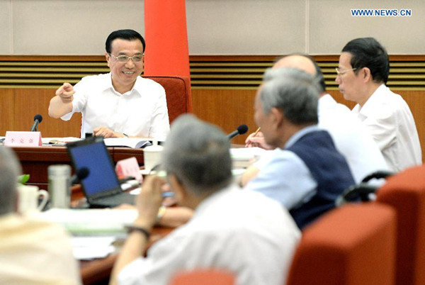 Chinese Premier Li Keqiang (L) presides over a meeting with academicians and experts from the Chinese Academy of Sciences (CAS) and the Chinese Academy of Engineering (CAE) on the country's urbanization in Beijing, capital of China, Aug. 30, 2013. (Xinhua/Ma Zhancheng)