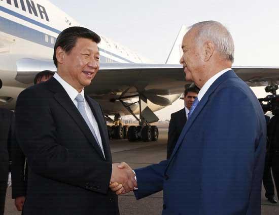 Chinese President Xi Jinping (L) is welcomed by Uzbekistan's President Islam Karimov at theairport in Tashkent, Uzbekistan, Sept. 8, 2013. Xi arrived here on Sunday for a state visit to Uzbekistan. (Xinhua/Ju Peng)