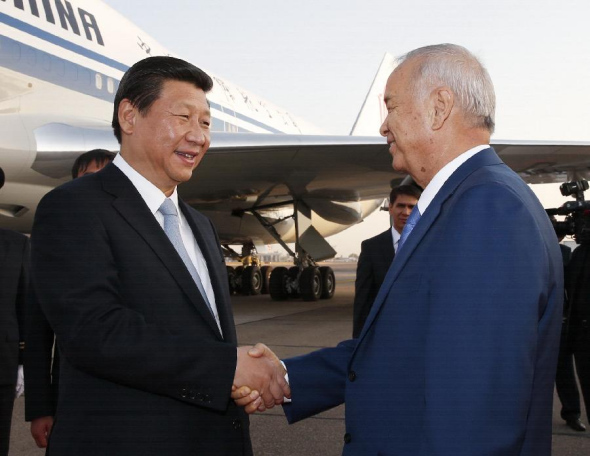 Chinese President Xi Jinping (L) is welcomed by Uzbekistan's President Islam Karimov at the airport in Tashkent, Uzbekistan, Sept. 8, 2013. Xi arrived here on Sunday for a state visit to Uzbekistan. (Xinhua/Ju Peng)