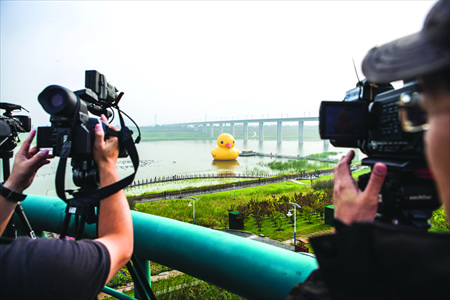 Officials initially thought Rubber Duck's nose just needed air, but later realized its beak was attached incorrectly. Photo: Li Hao/GT