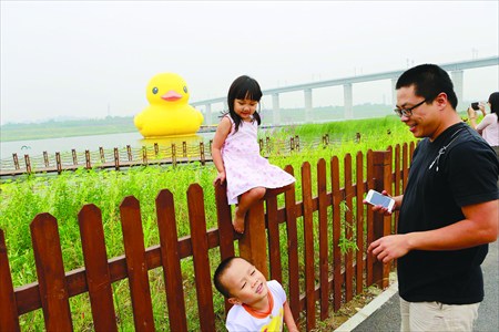 Families are thrilled to see the famous Rubber Duck for themselves. Photo: Li Hao/GT