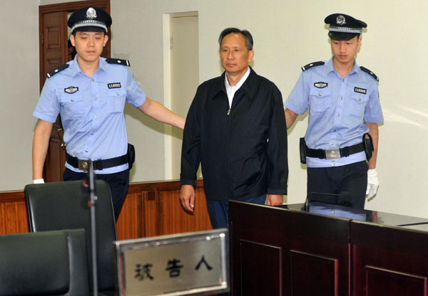 Zhang Shuguang arrives for a trial at a Beijing court, Sept 10, 2013. [Photo/Xinhua]