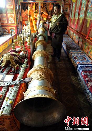 Some Tibetan artisans in Southwest China’s Sichuan Province have risen to that challenge and are passing on their traditional  handicraft.