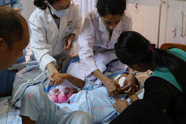 Oculists examine the eyes of Guo Bin, 6, before performing a prosthesis implant surgery on Tuesday. Guo's eyes were gouged out last month in Shanxi province.[Provided to China Daily]