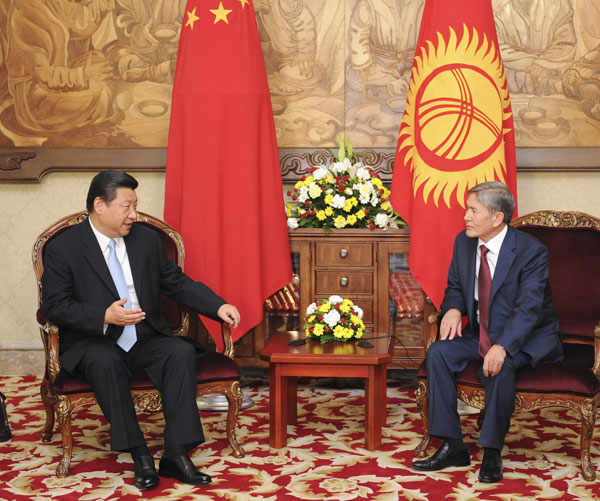 Chinese President Xi Jinping (L) holds talks with his Kyrgyz counterpart Almazbek Atambaev in Bishkek, Kyrgyzstan, Sept 11, 2013. [Photo/Xinhua]