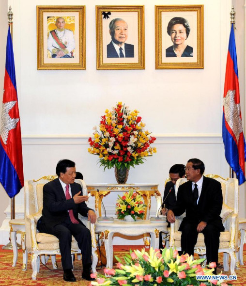 Liu Yunshan (L), a member of the Standing Committee of the Political Bureau of the Communist Party of China (CPC) Central Committee, meets with Cambodian Prime Minister Hun Sen, in Phnom Penh, Cambodia, Spet. 11, 2013. (Xinhua/Rao Aimin)