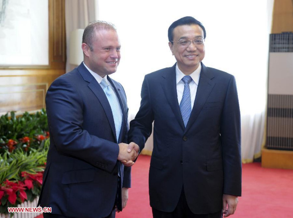 Chinese Premier Li Keqiang (R) meets with Maltese Prime Minister Joseph Muscat in Dalian, northeast China's Liaoning Province, Sept. 11, 2013. (Xinhua/Zhang Duo)