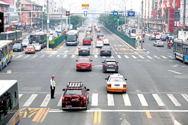 Photo shows traffic flow after the opening of the reversible lane on Beijing's Chaoyang Road on Thursday in an attempt to ease congestion. WANG JING / CHINA DAILY 