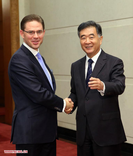 Chinese Vice Premier Wang Yang (R) shakes hands with Finnish Prime Minister Jyrki Katainen during their meeting in Beijing, capital of China, Sept. 12, 2013. Katainen came to Beijing after attending the annual Summer Davos Forum in Dalian, northeast China's Liaoning Province. (Xinhua/Lan Hongguang)