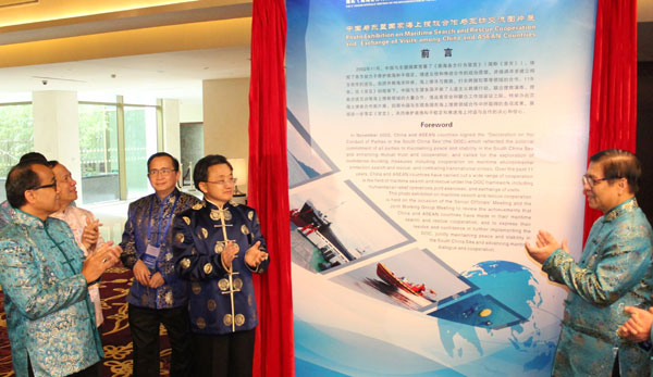 Liu Zhenmin (fourth left), Chinese vice-foreign minister, and Sihasak Phuangketkeow (right), permanent secretary of Thailand's Ministry of Foreign Affairs, open an exhibition of photographs of cooperative maritime search and rescue missions before the Senior Officials Meeting of China and the ASEAN countries on Sunday in Suzhou, Jiangsu province. Zhang Yunbi / China Daily