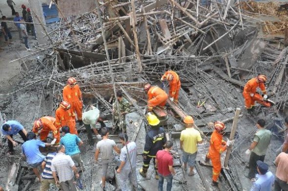 Rescuers search for survivors at a collapsed workshop in Longquan, east China's Zhejiang province, Sept. 15, 2013. The workshop, belonging to Oujiang Celadon Ware Limited Company, was under construction and collapsed at around 8:20 a.m. Sunday. Fourteen workers were buried and were taken to a local hospital where five of them later died. (Xinhua/Guo Zisu) 