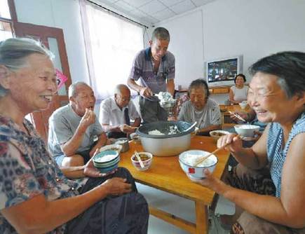 Senior residents have lunch at a nursing home in Cheng'an, Hebei province. The Ministry of Civil Affairs said it will focus on in-home elderly care services in the near future.HAO QUNYING / FOR CHINA DAILY 