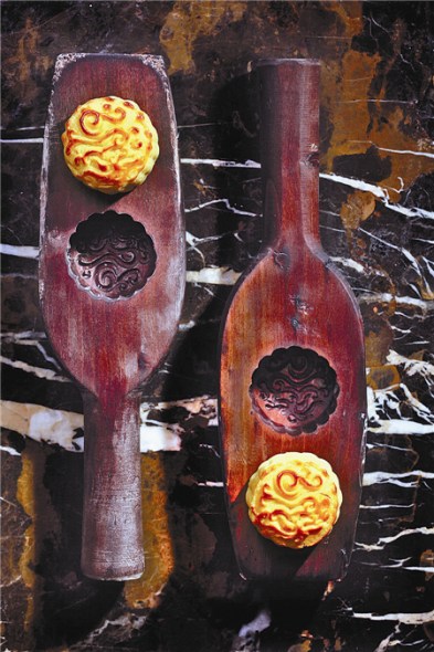 Hand-made moon cakes from Peninsula in Shanghai. (Photo: China Daily)