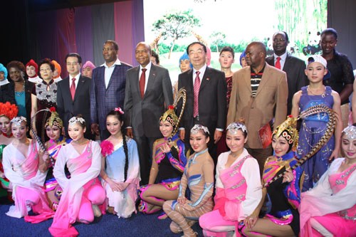Li Wufeng (middle), Vice-Minister of the State Council Information Office of China, and Kenyan officials pose with performers at the opening ceremony of Experience China in Kenya at the Kenya International Conference Center in Nairobi on September 21 (DING ZHITAO)