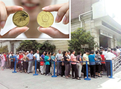 Local residents queued up at major banks since morning Monday to get their hands on 5-yuan commemorative coins issued by the Peoples Bank of China.