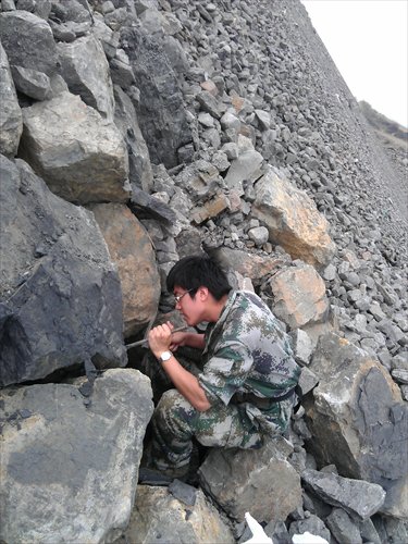 Cui Shicheng digs for fossils in Shanxi Province. Photo: Courtesy of Cui Shicheng
