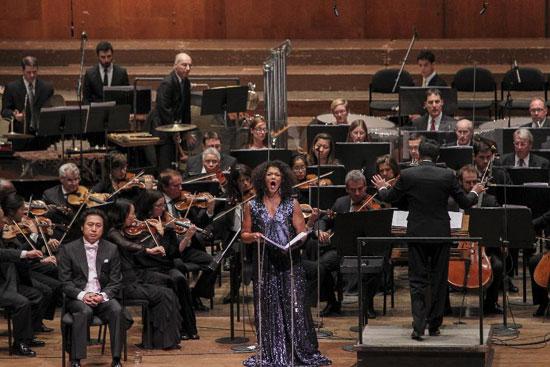 Famous Canadian singer Measha Brueggergosman performs with the Detroit  Symphony Orchestra during a concert titled China Story in Chinese and  Songs of the Earth in English held in the Avery Fisher Hall at the Lincoln Center for the Performing Arts in New York City, the U.S., Sept. 23, 2013. Renowned Chinese composer Ye Xiaogang joined hands with the Detroit Symphony Orchestra to present a rare musical gala  featuring China's rich cultural tradition and vibrant modern life, in New York on Sunday. (Xinhua/Cheng Li)