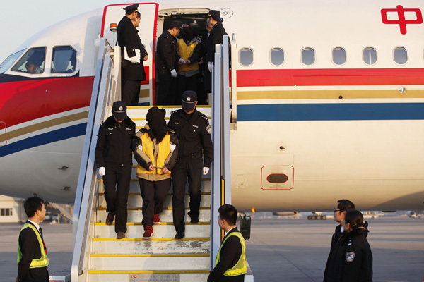 Chinese mainland suspects allegedly involved in a series of telecom frauds were brought back to China on Jan 17.Wang Shen / Xinhua