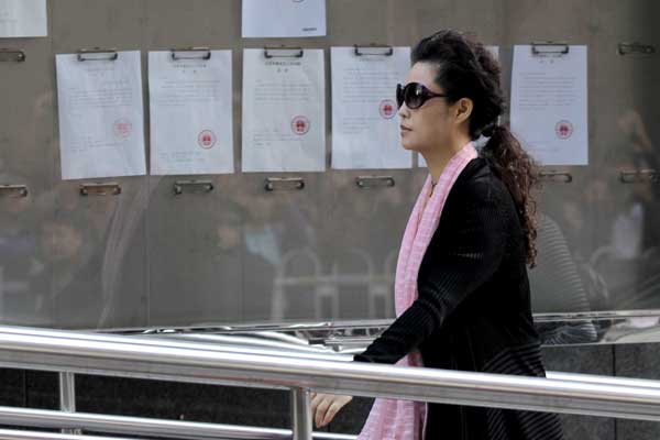 Meng Ge, prominent singer and mother of Li Tianyi, arrives at the Beijing Haidian District People's Court on Thursday morning. Zhu Xingxin / China Daily