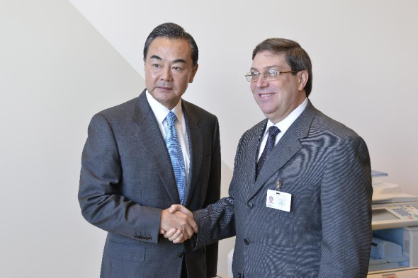 Chinese Foreign Minister Wang Yi (L) meets with his Cuban counterpart Bruno Rodriguez during the 68th United NationsGeneral Assembly at the UN headquarters in New York, Sept. 25, 2013. (Xinhua/Jun Zhang)