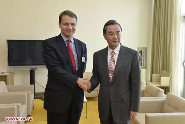 Chinese Foreign Minister Wang Yi (R) meets with Polish Foreign Minister Radoslaw Sikorski at the UN headquarters in New York, Sept. 27, 2013. (Xinhua/Zhang Jun) 