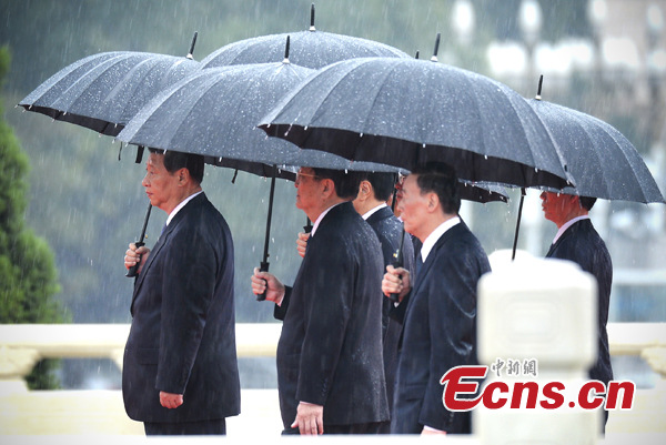 China's top leaders attend the flower baskets laying ceremony in rain at the Monument to the People's Heroes in Tian'anmen Square of Beijing,  Oct  1, 2013, the National Day of China. (Photo: Liu Zhen / China News Service)