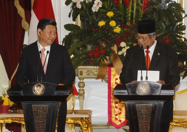 China's President Xi Jinping (L) smiles as he looks to Indonesia's President Susilo Bambang Yudhoyono during joint news conference at the Presidential Palace in Jakarta October 2, 2013. Xi is on a two-day visit to Indonesia. [Photo/Agencies]